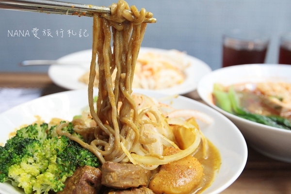 老三良麵：老三良麵。老宅文青風賣涼麵？超像咖啡店的涼麵專賣店,超狂只要銅板價！大推起司鴛鴦涼麵/咖哩牛肉蕎麥麵