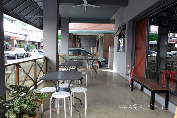 老三良麵：老三良麵。老宅文青風賣涼麵？超像咖啡店的涼麵專賣店,超狂只要銅板價！大推起司鴛鴦涼麵/咖哩牛肉蕎麥麵