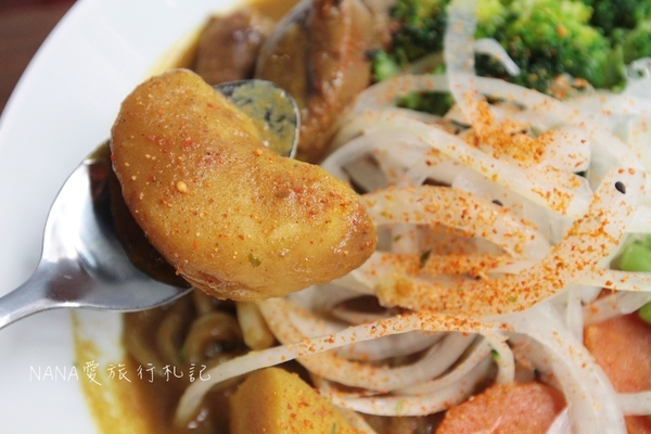 老三良麵：老三良麵。老宅文青風賣涼麵？超像咖啡店的涼麵專賣店,超狂只要銅板價！大推起司鴛鴦涼麵/咖哩牛肉蕎麥麵