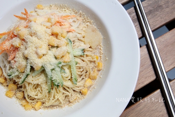 老三良麵：老三良麵。老宅文青風賣涼麵？超像咖啡店的涼麵專賣店,超狂只要銅板價！大推起司鴛鴦涼麵/咖哩牛肉蕎麥麵