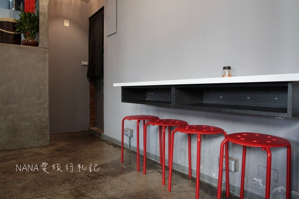 老三良麵：老三良麵。老宅文青風賣涼麵？超像咖啡店的涼麵專賣店,超狂只要銅板價！大推起司鴛鴦涼麵/咖哩牛肉蕎麥麵