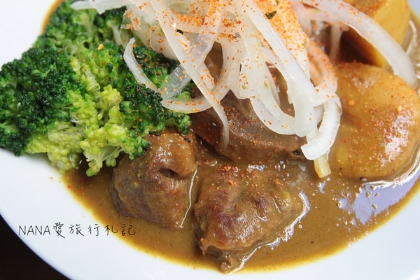 老三良麵：老三良麵。老宅文青風賣涼麵？超像咖啡店的涼麵專賣店,超狂只要銅板價！大推起司鴛鴦涼麵/咖哩牛肉蕎麥麵