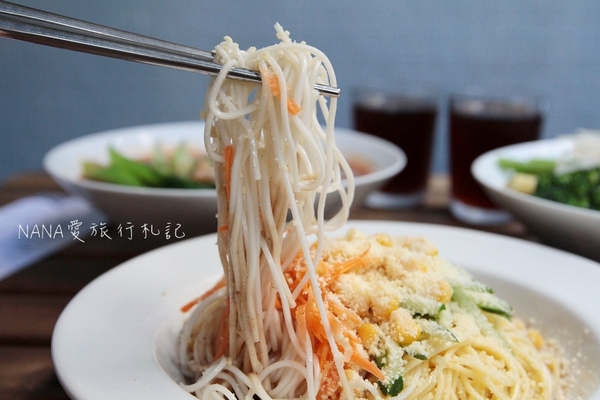 老三良麵：老三良麵。老宅文青風賣涼麵？超像咖啡店的涼麵專賣店,超狂只要銅板價！大推起司鴛鴦涼麵/咖哩牛肉蕎麥麵