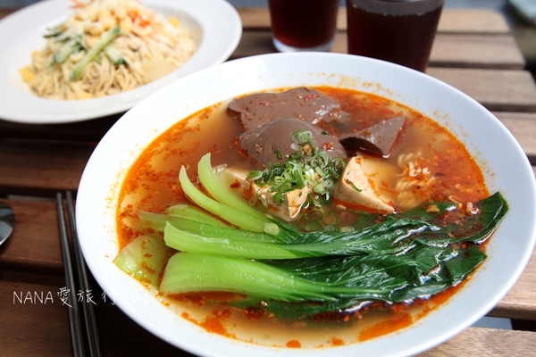 老三良麵：老三良麵。老宅文青風賣涼麵？超像咖啡店的涼麵專賣店,超狂只要銅板價！大推起司鴛鴦涼麵/咖哩牛肉蕎麥麵