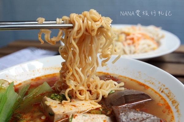 老三良麵：老三良麵。老宅文青風賣涼麵？超像咖啡店的涼麵專賣店,超狂只要銅板價！大推起司鴛鴦涼麵/咖哩牛肉蕎麥麵