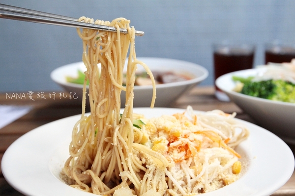 老三良麵：老三良麵。老宅文青風賣涼麵？超像咖啡店的涼麵專賣店,超狂只要銅板價！大推起司鴛鴦涼麵/咖哩牛肉蕎麥麵