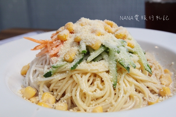 老三良麵：老三良麵。老宅文青風賣涼麵？超像咖啡店的涼麵專賣店,超狂只要銅板價！大推起司鴛鴦涼麵/咖哩牛肉蕎麥麵