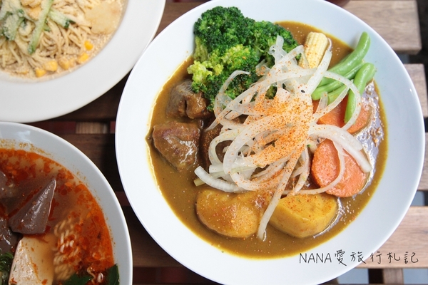 老三良麵：老三良麵。老宅文青風賣涼麵？超像咖啡店的涼麵專賣店,超狂只要銅板價！大推起司鴛鴦涼麵/咖哩牛肉蕎麥麵