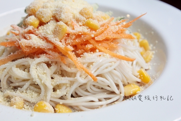 老三良麵：老三良麵。老宅文青風賣涼麵？超像咖啡店的涼麵專賣店,超狂只要銅板價！大推起司鴛鴦涼麵/咖哩牛肉蕎麥麵