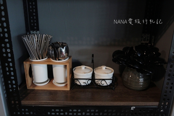 老三良麵：老三良麵。老宅文青風賣涼麵？超像咖啡店的涼麵專賣店,超狂只要銅板價！大推起司鴛鴦涼麵/咖哩牛肉蕎麥麵