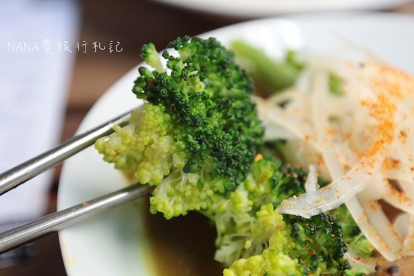 老三良麵：老三良麵。老宅文青風賣涼麵？超像咖啡店的涼麵專賣店,超狂只要銅板價！大推起司鴛鴦涼麵/咖哩牛肉蕎麥麵