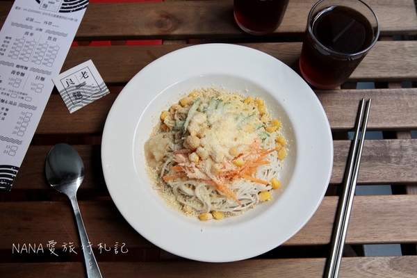 老三良麵：老三良麵。老宅文青風賣涼麵？超像咖啡店的涼麵專賣店,超狂只要銅板價！大推起司鴛鴦涼麵/咖哩牛肉蕎麥麵