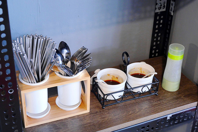 老三良麵 │台中:文青風鴛鴦涼麵細彈醬濃酸香開胃 咖哩涼麵爽辣濃郁推薦!有空調及wifi可以舒服用餐