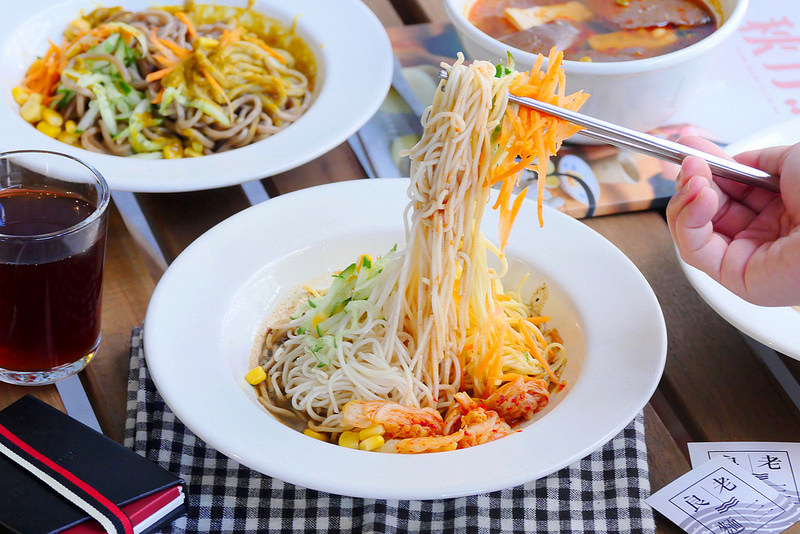 老三良麵 │台中:文青風鴛鴦涼麵細彈醬濃酸香開胃 咖哩涼麵爽辣濃郁推薦!有空調及wifi可以舒服用餐