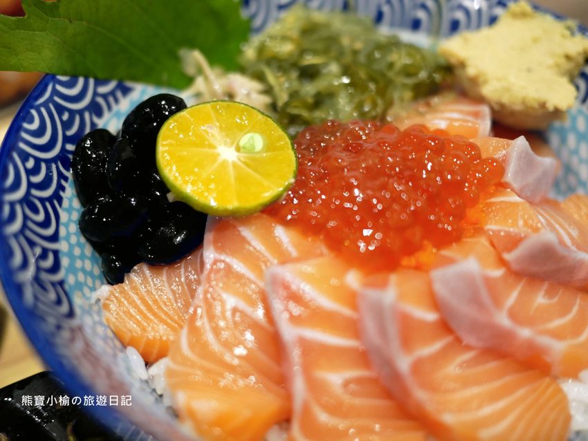 台中火車站 花囍家日式料理製研所,東區日式丼飯、鮭魚親子海鮮丼、比目魚握壽司專賣店,內有網美打卡花牆!附詳細菜單介紹、新時代購物中心正後方。 @熊寶小榆の旅遊日記