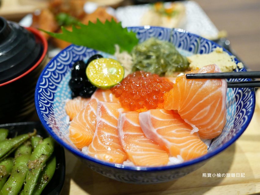 台中火車站 花囍家日式料理製研所,東區日式丼飯、鮭魚親子海鮮丼、比目魚握壽司專賣店,內有網美打卡花牆!附詳細菜單介紹、新時代購物中心正後方。 @熊寶小榆の旅遊日記