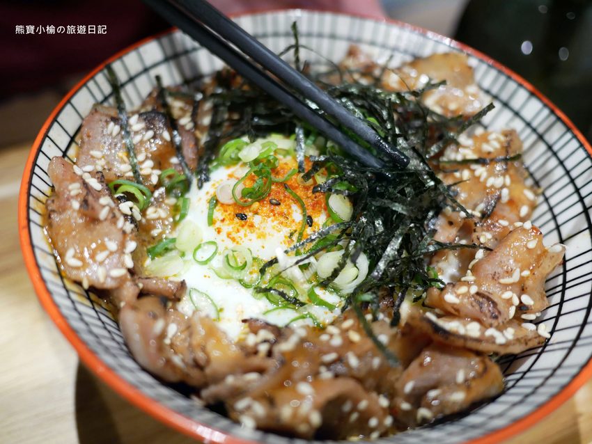 台中火車站 花囍家日式料理製研所,東區日式丼飯、鮭魚親子海鮮丼、比目魚握壽司專賣店,內有網美打卡花牆!附詳細菜單介紹、新時代購物中心正後方。 @熊寶小榆の旅遊日記