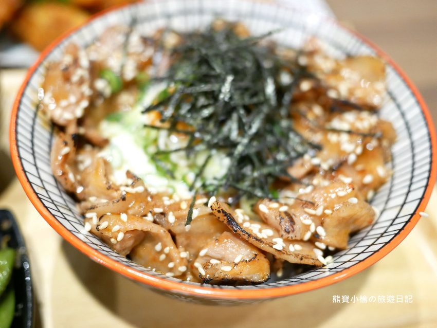 台中火車站 花囍家日式料理製研所,東區日式丼飯、鮭魚親子海鮮丼、比目魚握壽司專賣店,內有網美打卡花牆!附詳細菜單介紹、新時代購物中心正後方。 @熊寶小榆の旅遊日記