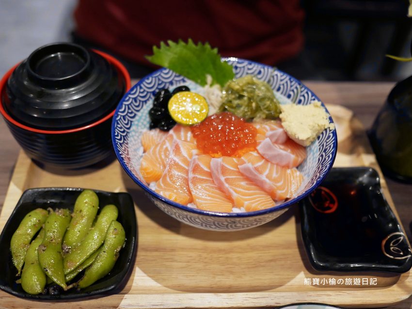 台中火車站 花囍家日式料理製研所,東區日式丼飯、鮭魚親子海鮮丼、比目魚握壽司專賣店,內有網美打卡花牆!附詳細菜單介紹、新時代購物中心正後方。 @熊寶小榆の旅遊日記