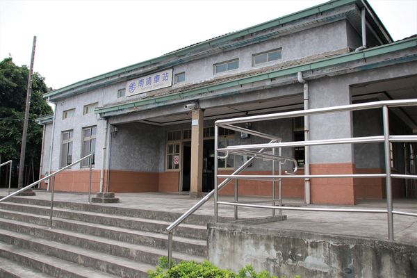 南靖車站：【嘉義水上景點】古色古香的南靖車站~出站就是要來去南靖糖廠吃冰去