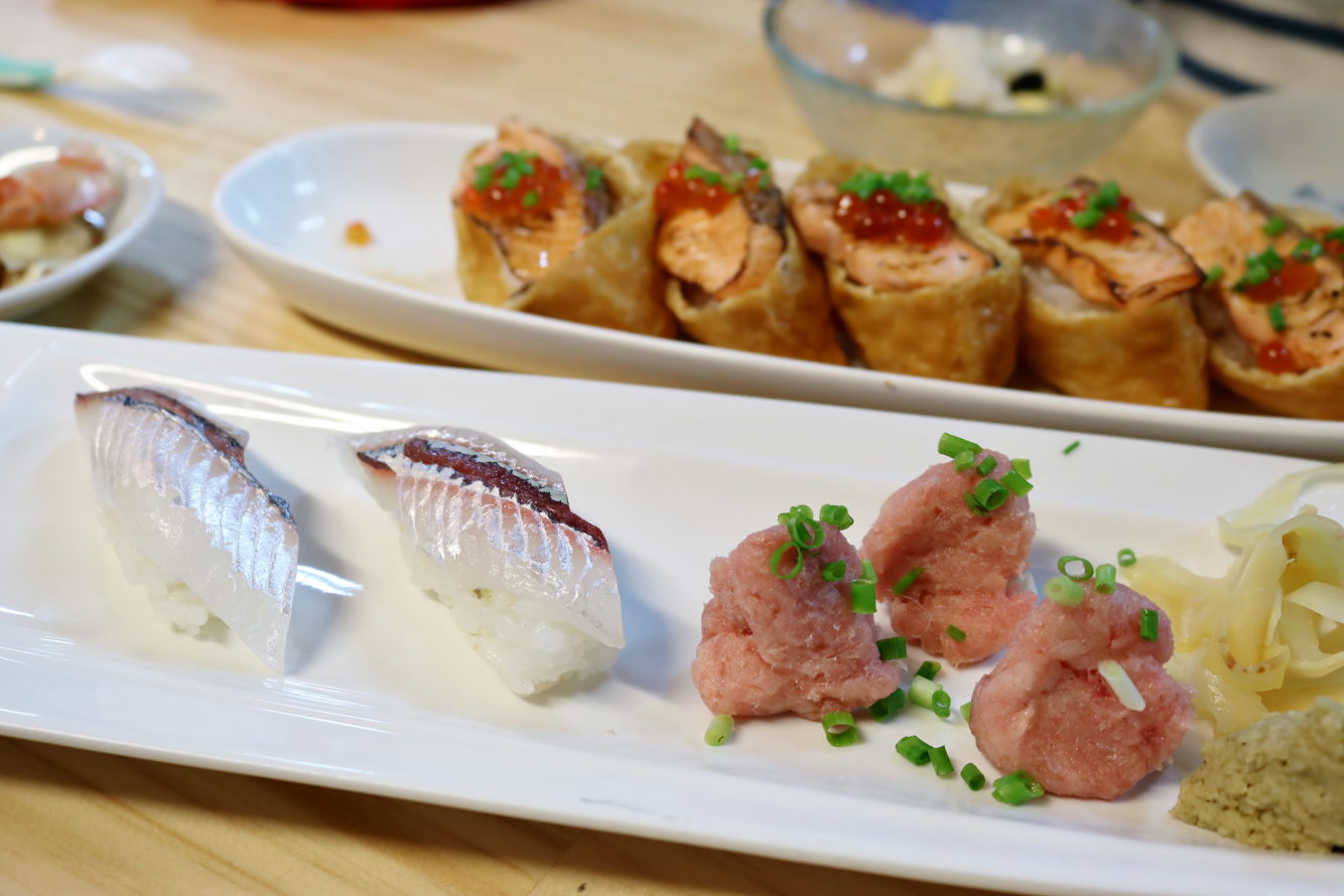 台北|漁匠甘霖 N訪 超狂生魚片等級炙燒鮭魚親子豆皮壽司 永樂市場日間限定.日式丼飯推薦 - 奇奇一起玩樂趣