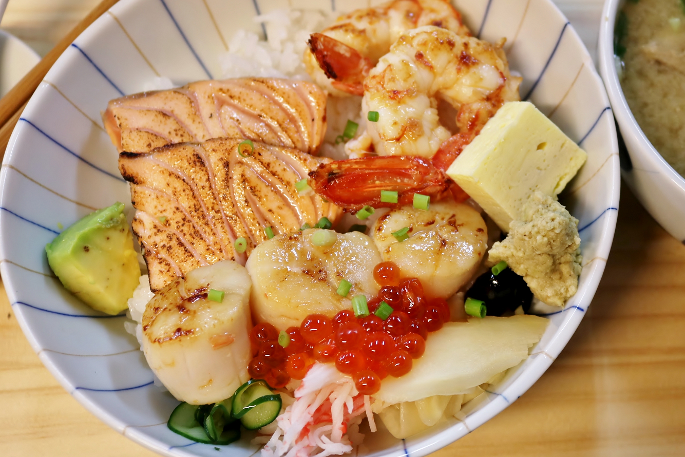 台北|漁匠甘霖 N訪 超狂生魚片等級炙燒鮭魚親子豆皮壽司 永樂市場日間限定.日式丼飯推薦 - 奇奇一起玩樂趣