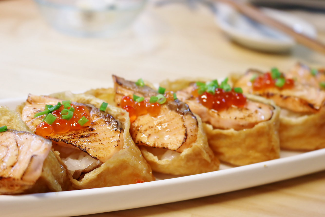 台北|漁匠甘霖 N訪 超狂生魚片等級炙燒鮭魚親子豆皮壽司 永樂市場日間限定.日式丼飯推薦 - 奇奇一起玩樂趣