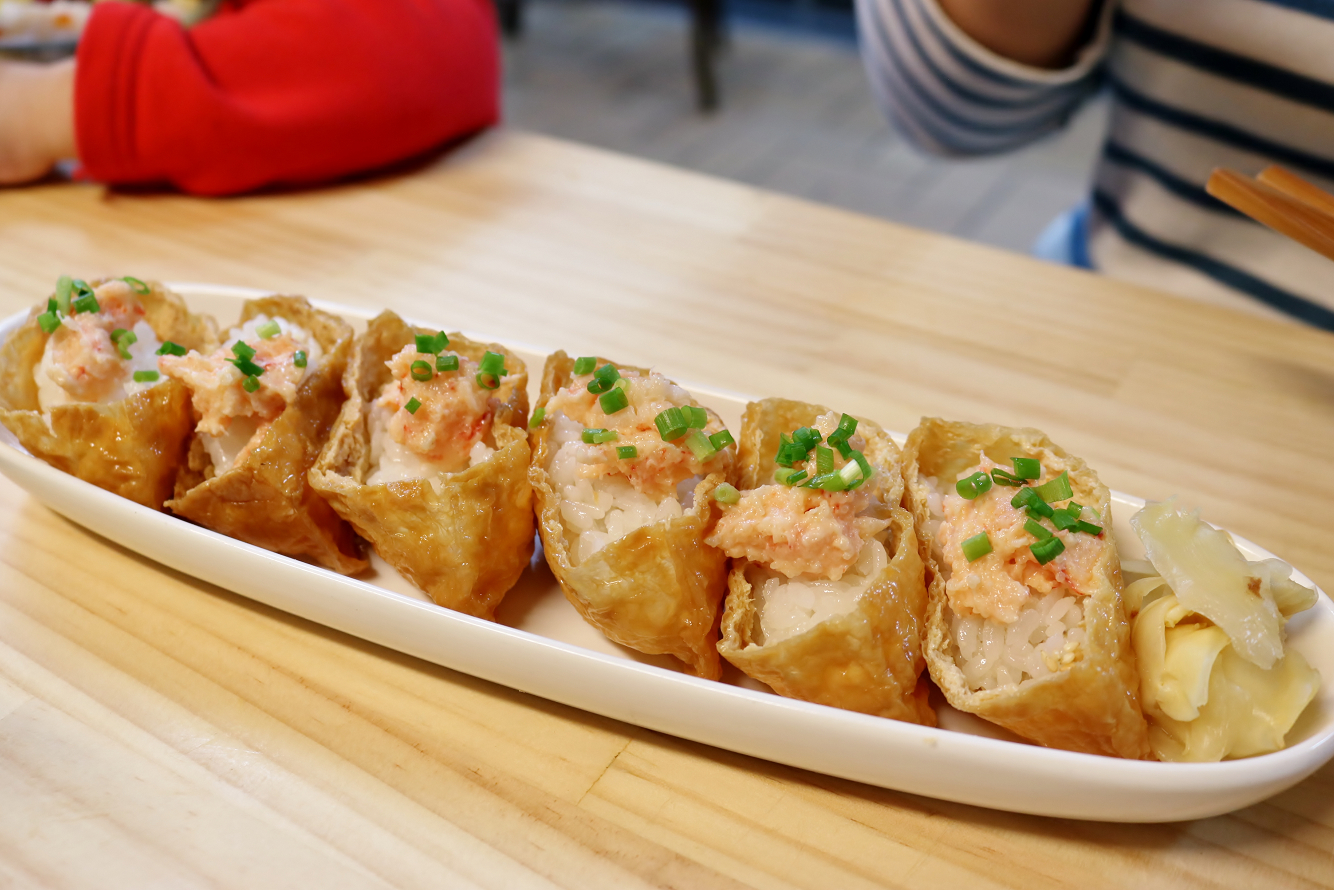 台北|漁匠甘霖 N訪 超狂生魚片等級炙燒鮭魚親子豆皮壽司 永樂市場日間限定.日式丼飯推薦 - 奇奇一起玩樂趣