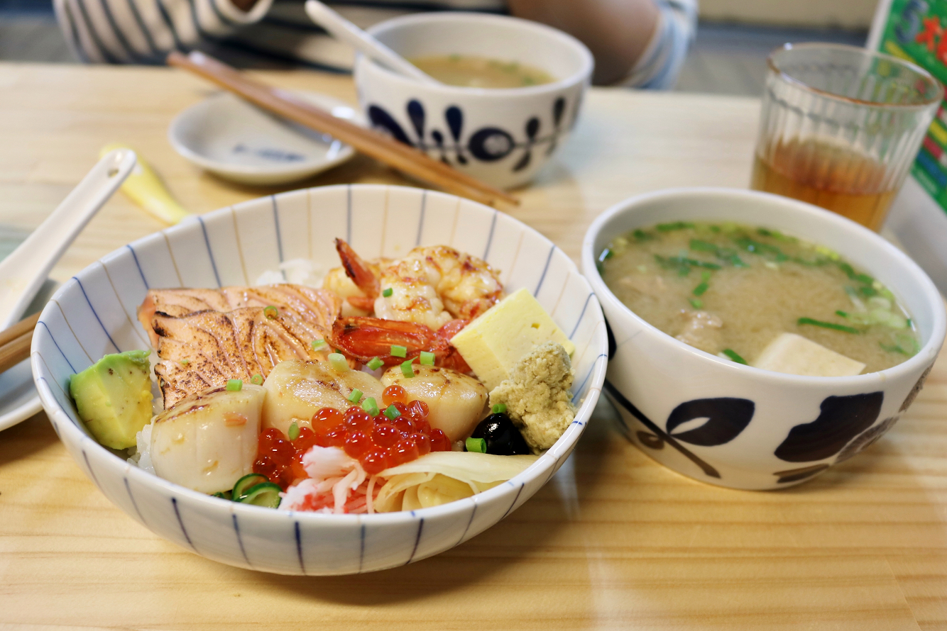 台北|漁匠甘霖 N訪 超狂生魚片等級炙燒鮭魚親子豆皮壽司 永樂市場日間限定.日式丼飯推薦 - 奇奇一起玩樂趣