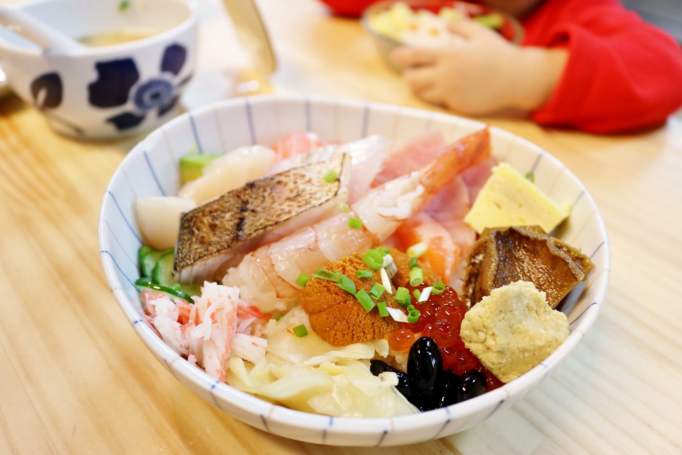 台北|漁匠甘霖 N訪 超狂生魚片等級炙燒鮭魚親子豆皮壽司 永樂市場日間限定.日式丼飯推薦 - 奇奇一起玩樂趣