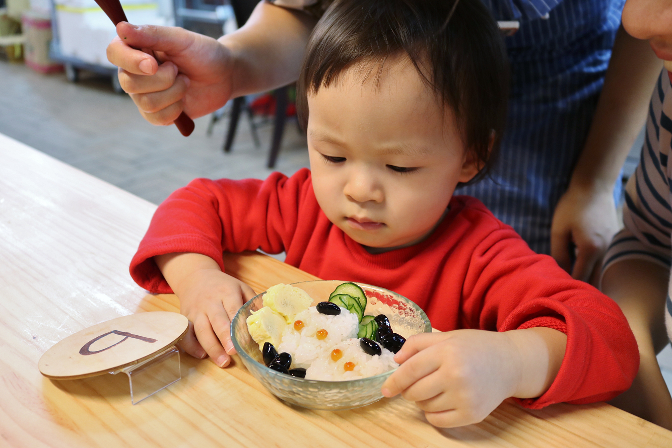 台北|漁匠甘霖 N訪 超狂生魚片等級炙燒鮭魚親子豆皮壽司 永樂市場日間限定.日式丼飯推薦 - 奇奇一起玩樂趣