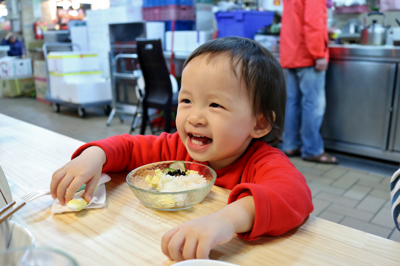 台北|漁匠甘霖 N訪 超狂生魚片等級炙燒鮭魚親子豆皮壽司 永樂市場日間限定.日式丼飯推薦 - 奇奇一起玩樂趣