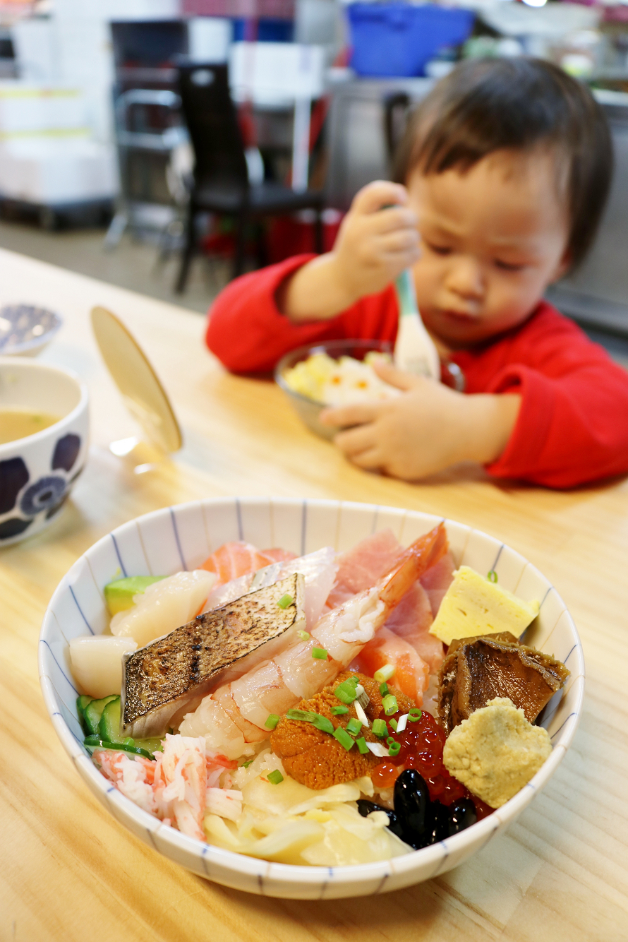 台北|漁匠甘霖 N訪 超狂生魚片等級炙燒鮭魚親子豆皮壽司 永樂市場日間限定.日式丼飯推薦 - 奇奇一起玩樂趣