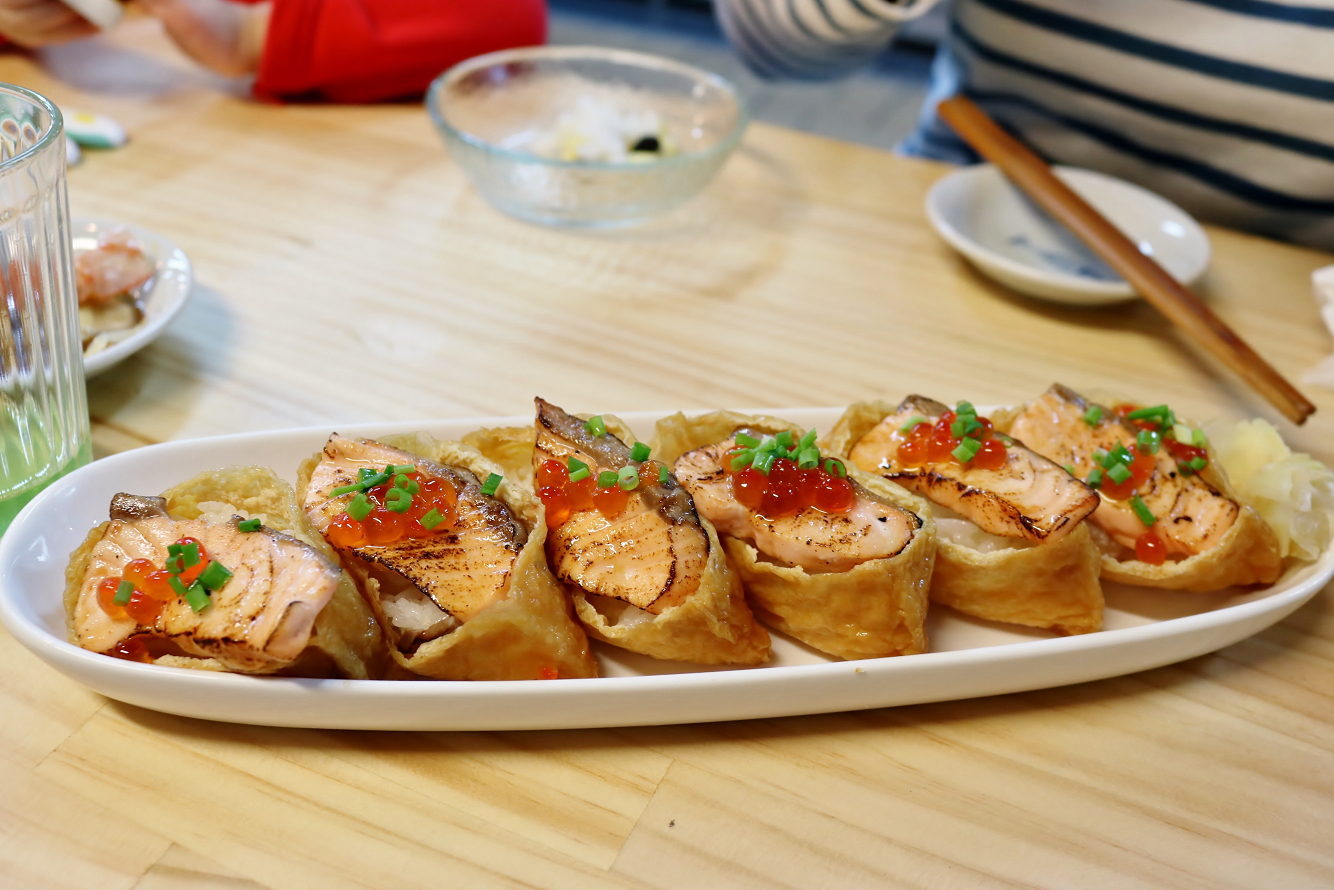 台北|漁匠甘霖 N訪 超狂生魚片等級炙燒鮭魚親子豆皮壽司 永樂市場日間限定.日式丼飯推薦 - 奇奇一起玩樂趣