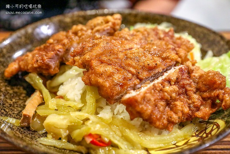 台北市萬華區店面招牌超小不起眼,藏在地下一樓的美食,網友說最好吃的排骨飯是這間!