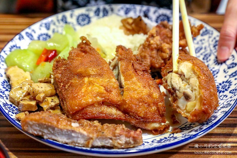 台北市萬華區店面招牌超小不起眼,藏在地下一樓的美食,網友說最好吃的排骨飯是這間!