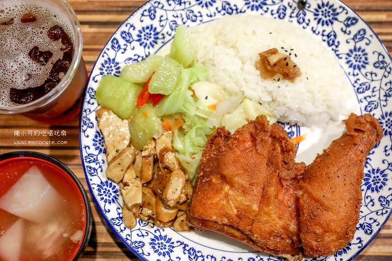 台北市萬華區店面招牌超小不起眼,藏在地下一樓的美食,網友說最好吃的排骨飯是這間!