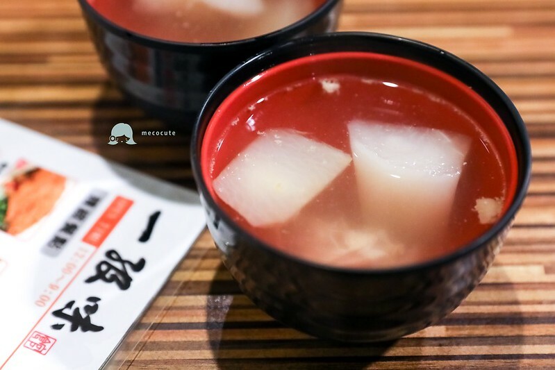 台北市萬華區店面招牌超小不起眼,藏在地下一樓的美食,網友說最好吃的排骨飯是這間!