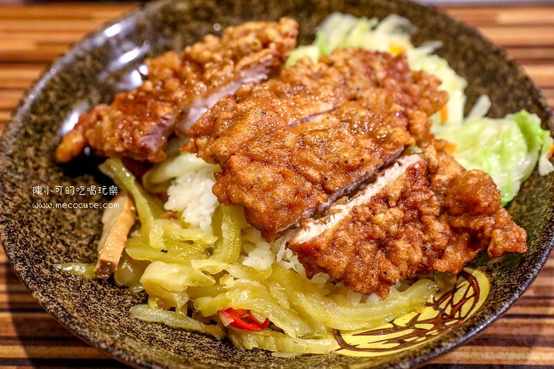 台北市萬華區店面招牌超小不起眼,藏在地下一樓的美食,網友說最好吃的排骨飯是這間!