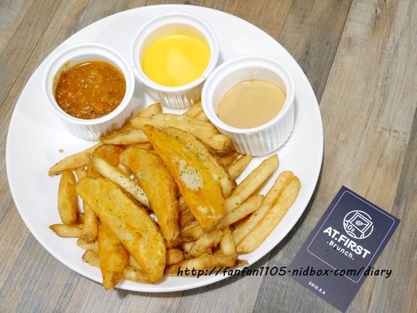 【東區早午餐】At ‧ First Brunch緣來(忠孝店) 木碗沙拉漢堡義大利麵燉飯歐姆雷 愛評體驗團 (13).JPG