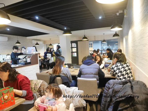 【東區早午餐】At ‧ First Brunch緣來(忠孝店) 木碗沙拉漢堡義大利麵燉飯歐姆雷 愛評體驗團 (5).jpg