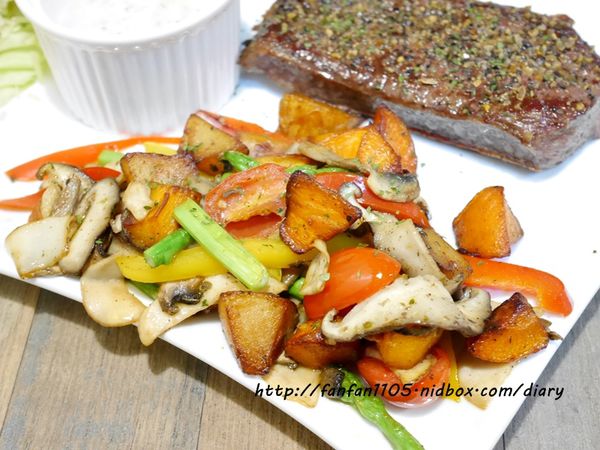 【東區早午餐】At ‧ First Brunch緣來(忠孝店) 木碗沙拉漢堡義大利麵燉飯歐姆雷 愛評體驗團 (20).JPG