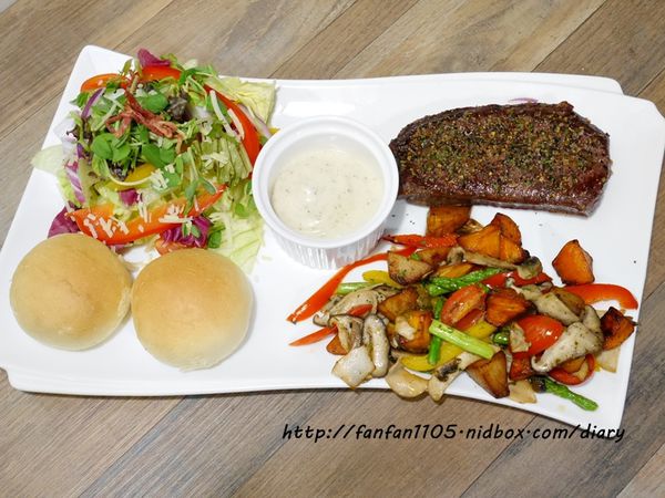 【東區早午餐】At ‧ First Brunch緣來(忠孝店) 木碗沙拉漢堡義大利麵燉飯歐姆雷 愛評體驗團 (17).JPG