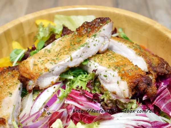 【東區早午餐】At ‧ First Brunch緣來(忠孝店) 木碗沙拉漢堡義大利麵燉飯歐姆雷 愛評體驗團 (11).JPG