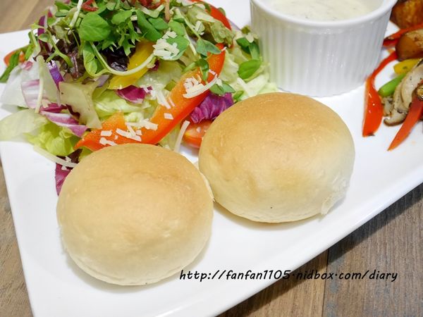 【東區早午餐】At ‧ First Brunch緣來(忠孝店) 木碗沙拉漢堡義大利麵燉飯歐姆雷 愛評體驗團 (18).JPG