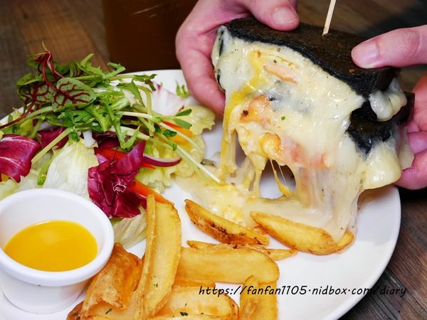 東區早午餐推薦【At • First Brunch 緣來-忠孝店】#起司瀑布 #班尼蛋 #大份量早午餐 #國父紀念館早午餐推薦 (14).JPG