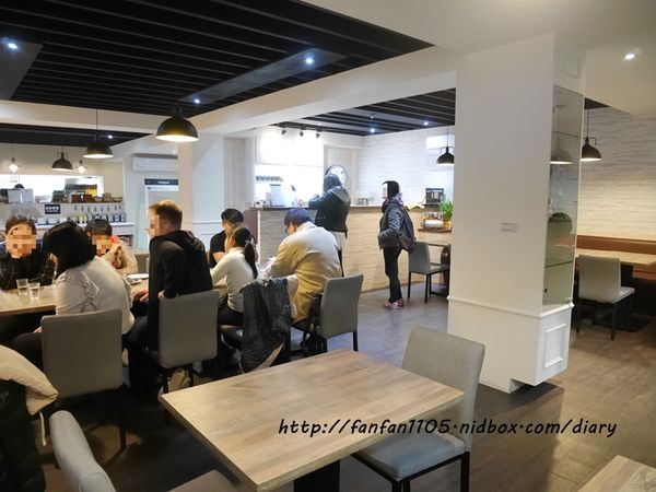 【東區早午餐】At ‧ First Brunch緣來(忠孝店) 木碗沙拉漢堡義大利麵燉飯歐姆雷 愛評體驗團 (2).jpg