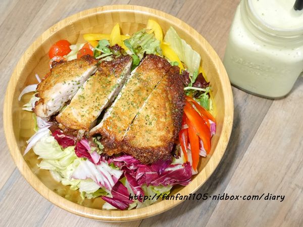 【東區早午餐】At ‧ First Brunch緣來(忠孝店) 木碗沙拉漢堡義大利麵燉飯歐姆雷 愛評體驗團 (10).JPG