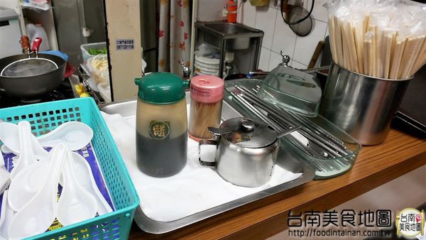 老瀚推車極品麻辣鴨血：【台南市-中西區美食】『老瀚推車極品麻辣鴨血』全新推出的邪惡宵夜美食『極品麻辣三寶麵』，可是用30多種中藥精燉的麻辣湯底呢◐ڡ◐*還有還有研發20多年的麻辣鴨血，那濃醇香麻的滋味丫~辣的超過癮！ヾ(≧▽≦*)o