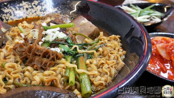 老瀚推車極品麻辣鴨血：【台南市-中西區美食】『老瀚推車極品麻辣鴨血』全新推出的邪惡宵夜美食『極品麻辣三寶麵』，可是用30多種中藥精燉的麻辣湯底呢◐ڡ◐*還有還有研發20多年的麻辣鴨血，那濃醇香麻的滋味丫~辣的超過癮！ヾ(≧▽≦*)o